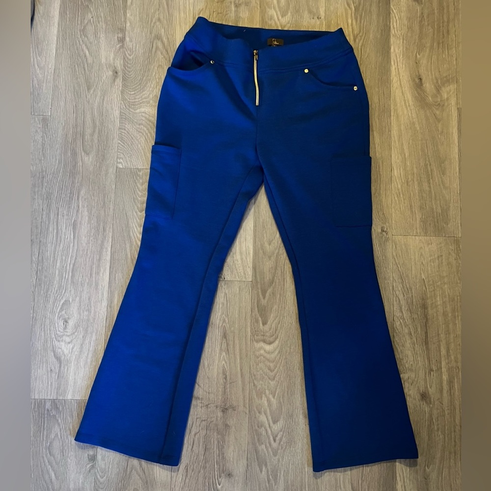 Jaanuu Ponte Collection gold zipper front scrub pants in royal blue. Size large!